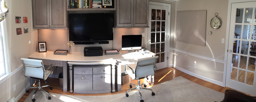Idee per un ufficio classico di medie dimensioni con pareti beige, moquette, nessun camino, scrivania incassata e pavimento marrone