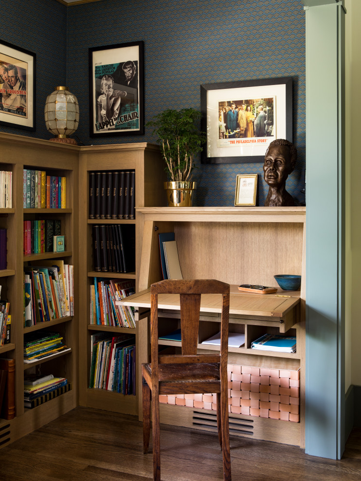 Foto på ett amerikanskt arbetsrum, med ett bibliotek, beige väggar, mellanmörkt trägolv och brunt golv