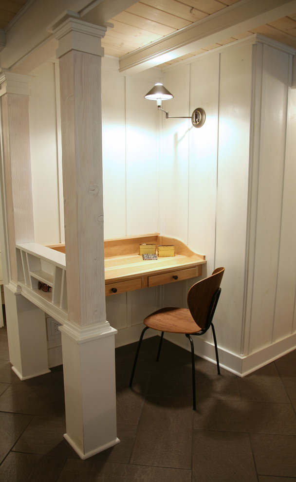 Inspiration för små eklektiska hemmastudior, med vita väggar, klinkergolv i keramik och ett inbyggt skrivbord