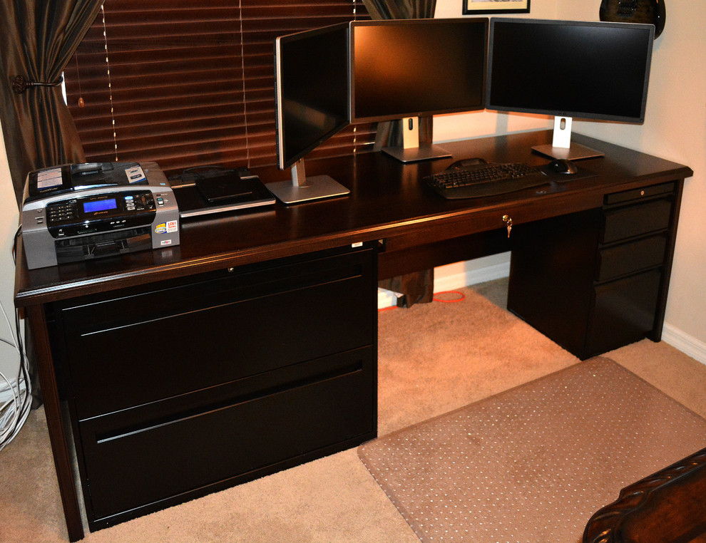 Imagen de despacho clásico renovado de tamaño medio con escritorio independiente