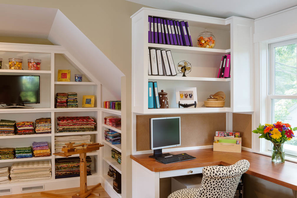 Exemple d'un grand bureau atelier chic avec un mur beige, parquet clair et un bureau intégré.