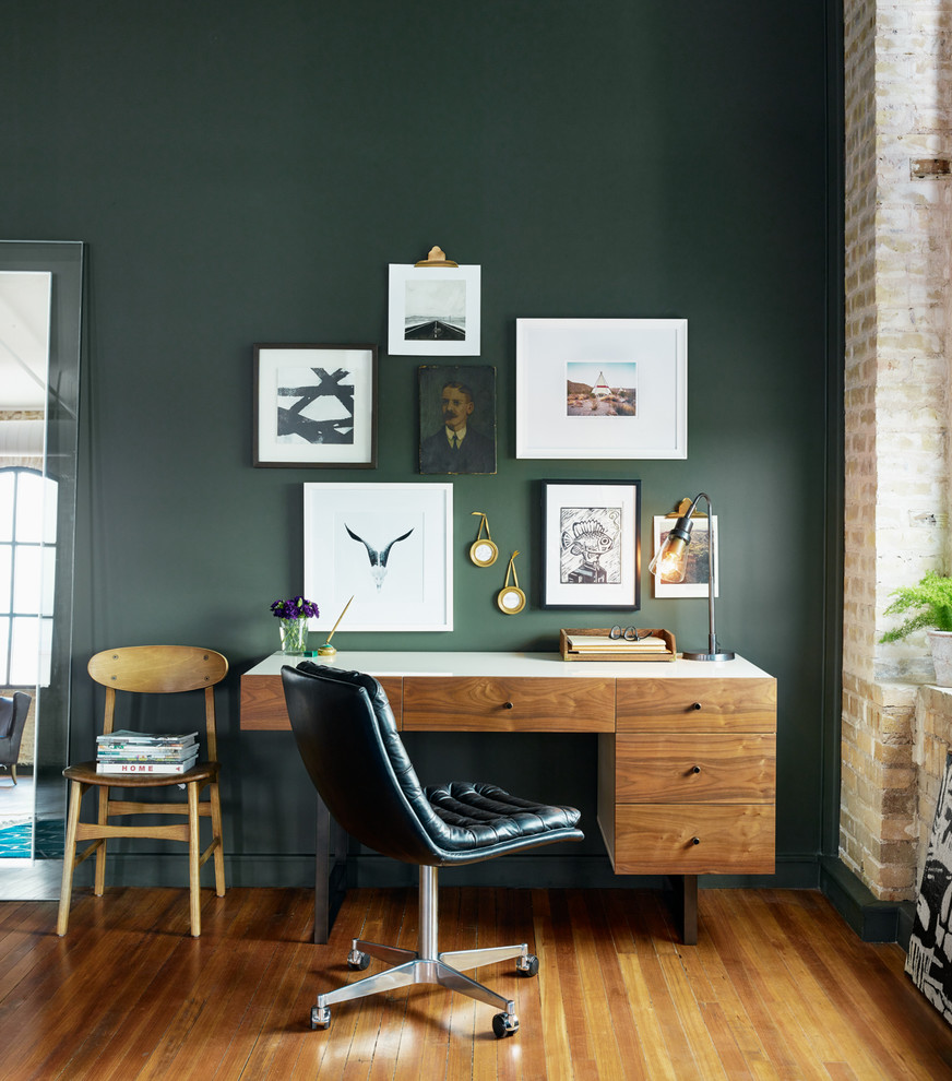 Idéer för att renovera ett vintage arbetsrum, med ljust trägolv och ett fristående skrivbord