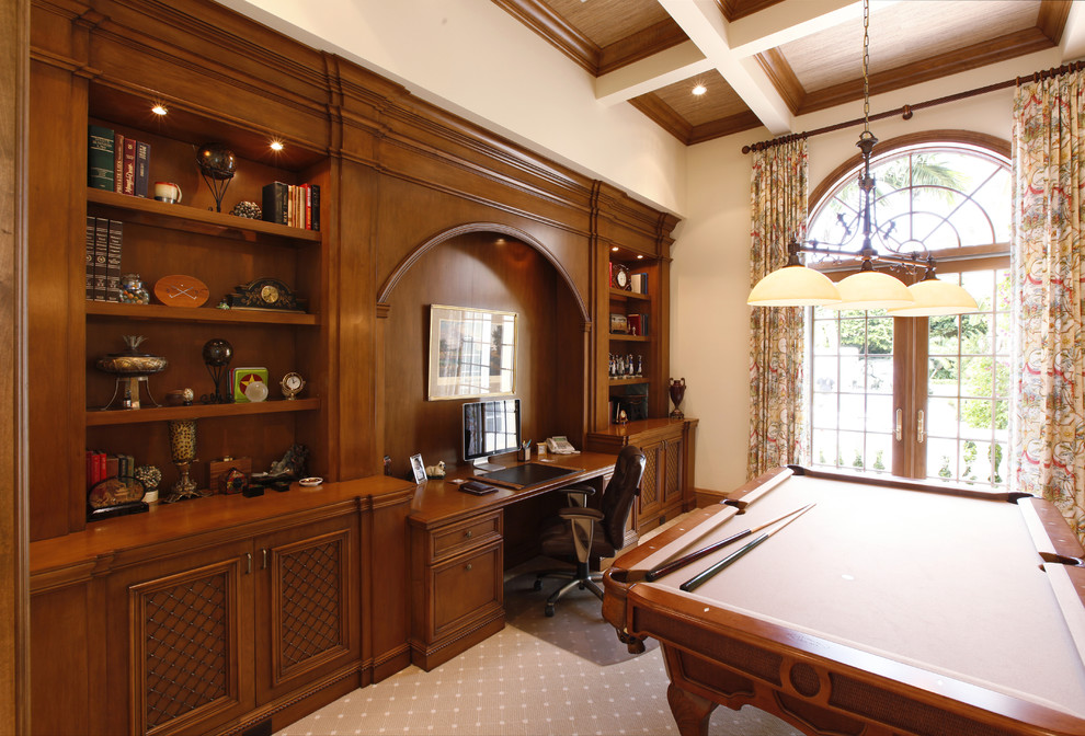 На фото: кабинет в классическом стиле с встроенным рабочим столом