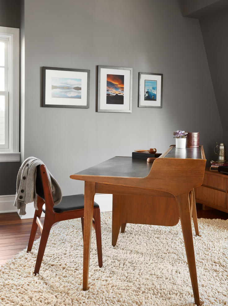 На фото: большой кабинет в современном стиле с серыми стенами, паркетным полом среднего тона, отдельно стоящим рабочим столом и коричневым полом