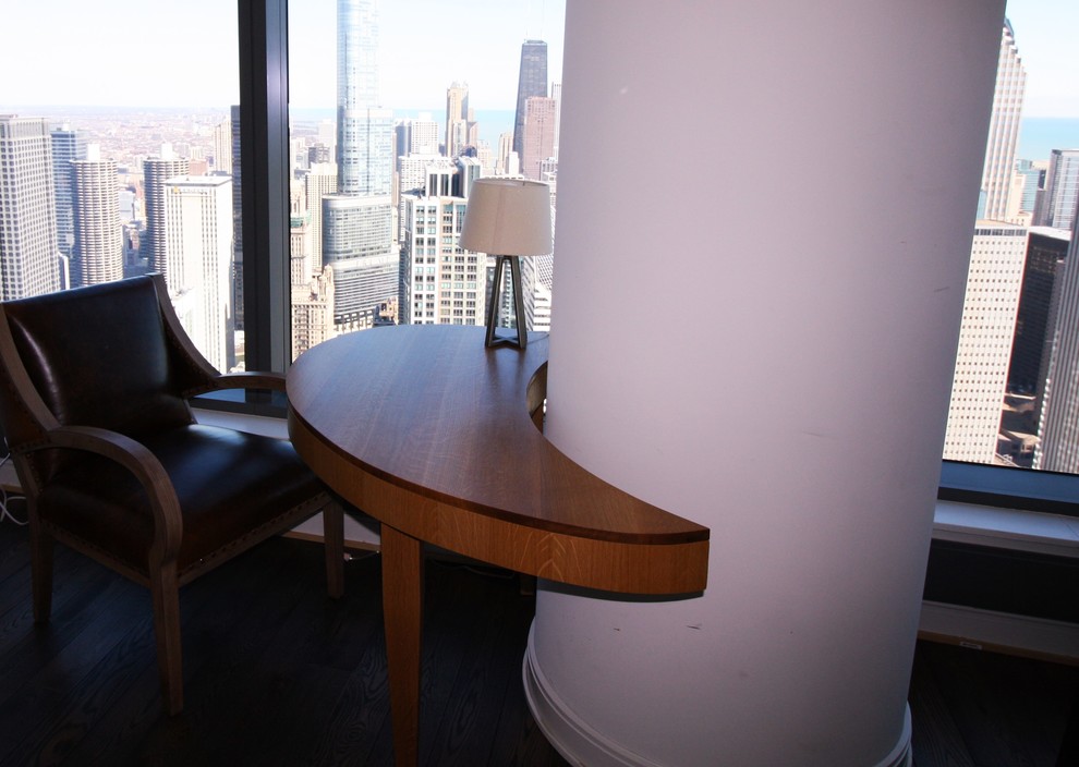 Ejemplo de despacho clásico renovado de tamaño medio con escritorio independiente