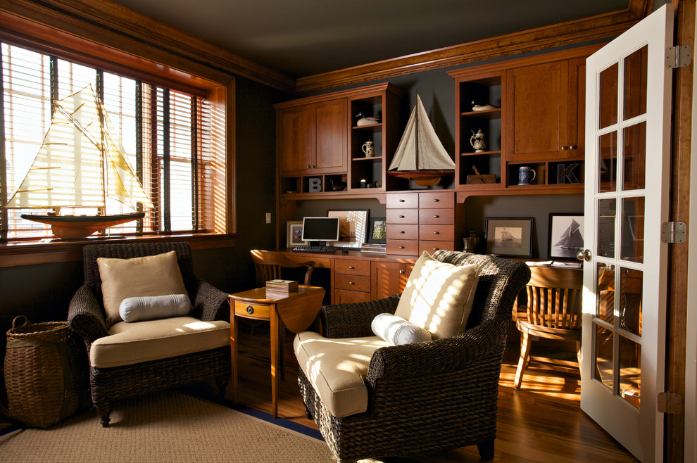 Imagen de despacho marinero de tamaño medio con paredes marrones, suelo de madera en tonos medios y escritorio empotrado