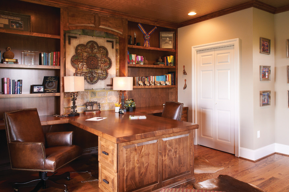 Großes Klassisches Arbeitszimmer mit Arbeitsplatz, beiger Wandfarbe, braunem Holzboden und Einbau-Schreibtisch in Sonstige