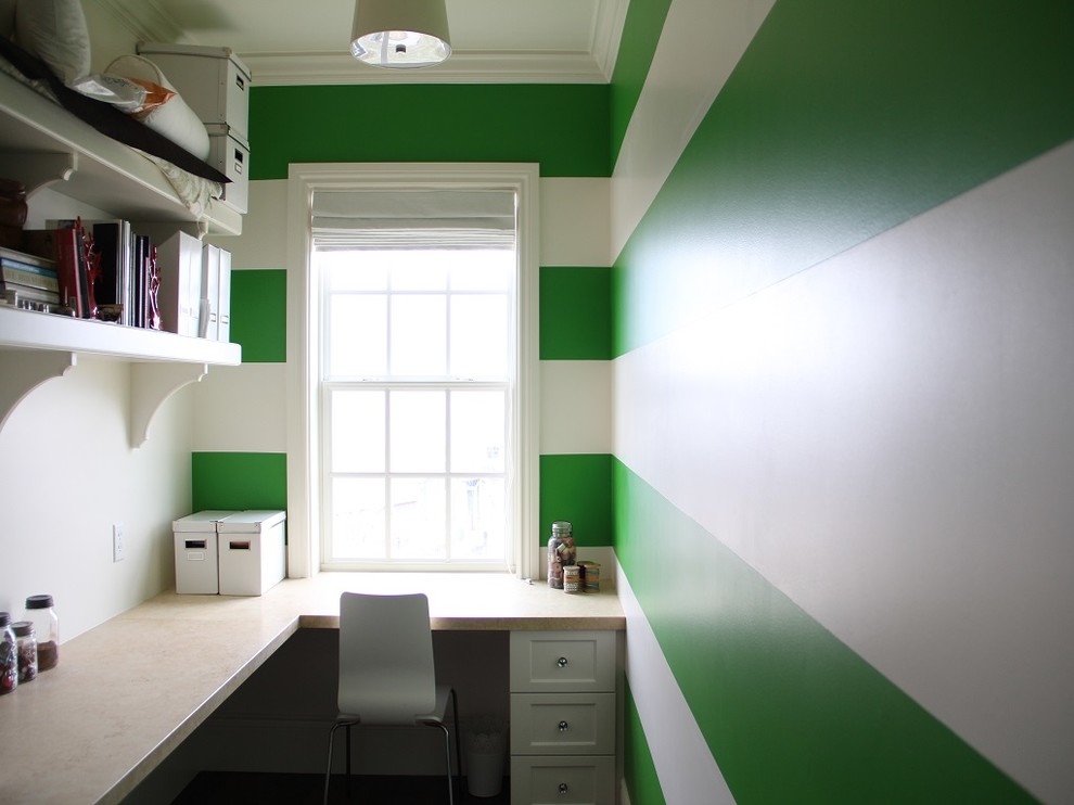Ispirazione per una piccola stanza da lavoro design con nessun camino, pareti verdi e scrivania incassata