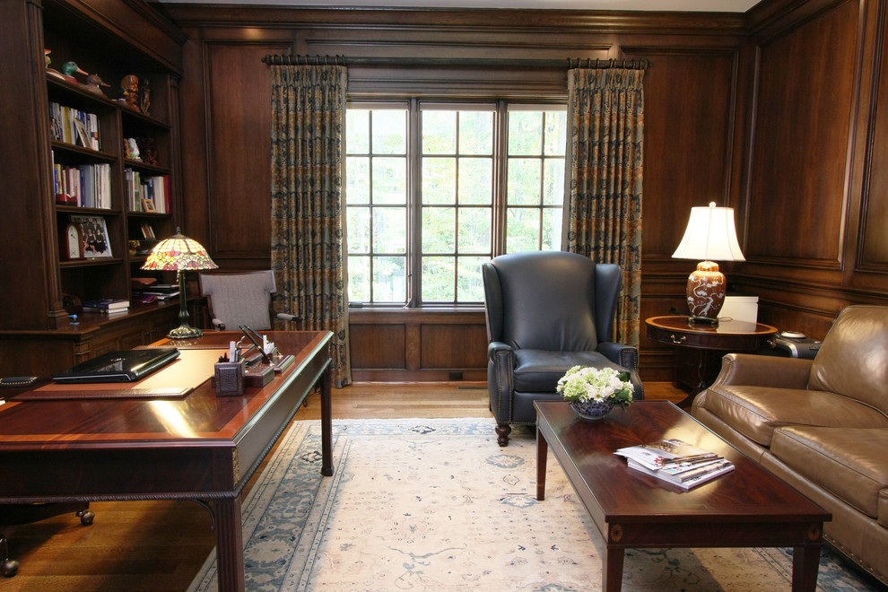 Aménagement d'un bureau classique de taille moyenne avec un mur marron, un bureau indépendant et parquet foncé.
