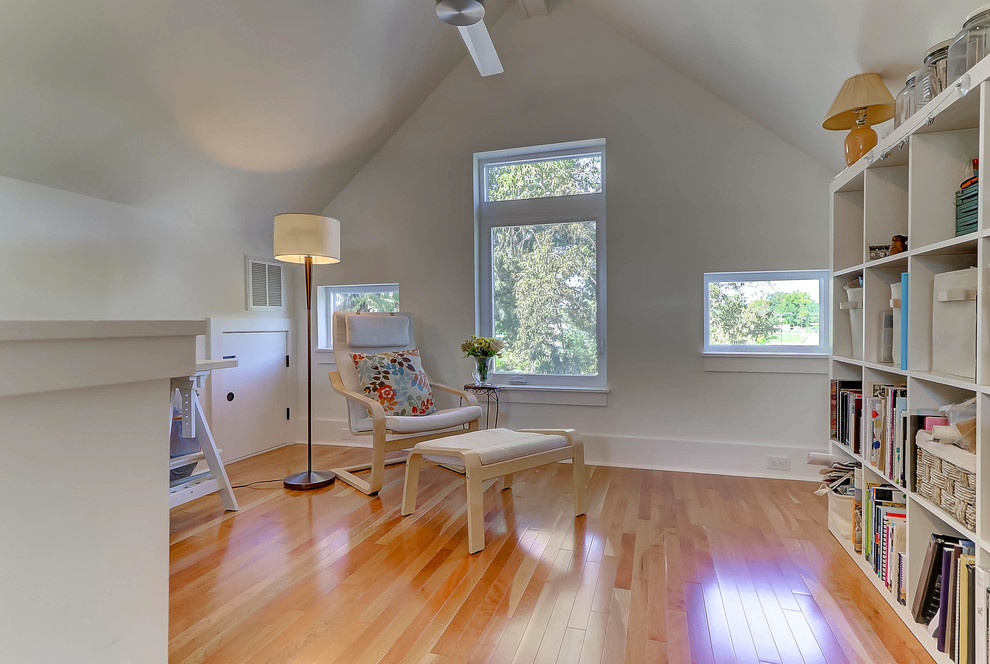 Kleines Klassisches Nähzimmer mit grauer Wandfarbe, hellem Holzboden, freistehendem Schreibtisch und braunem Boden in Charleston