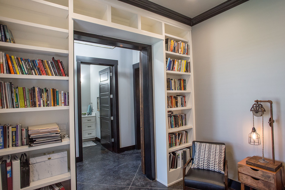 Idéer för att renovera ett mellanstort funkis hemmabibliotek, med grå väggar, betonggolv, ett inbyggt skrivbord och svart golv