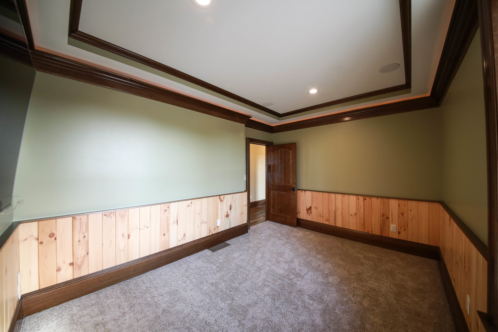 Idéer för ett mellanstort klassiskt arbetsrum, med gröna väggar, heltäckningsmatta och beiget golv