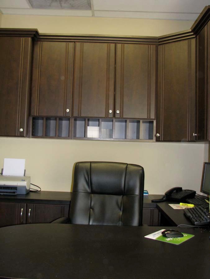 Immagine di un ufficio design di medie dimensioni con pareti beige, moquette, nessun camino e scrivania incassata