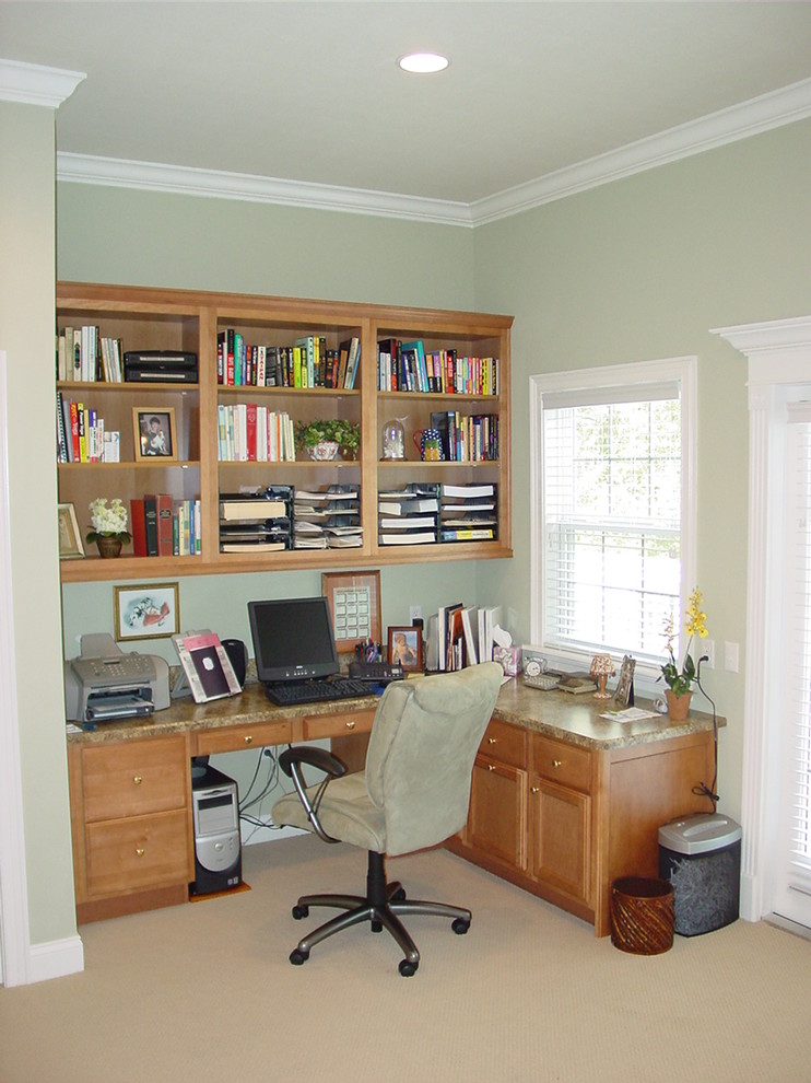 Ispirazione per un ufficio tradizionale di medie dimensioni con pareti verdi, moquette e scrivania incassata