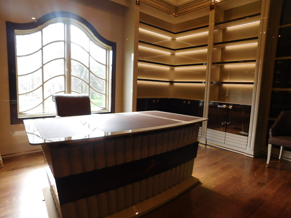 Foto de despacho tradicional renovado grande sin chimenea con paredes marrones, suelo de madera en tonos medios y escritorio independiente