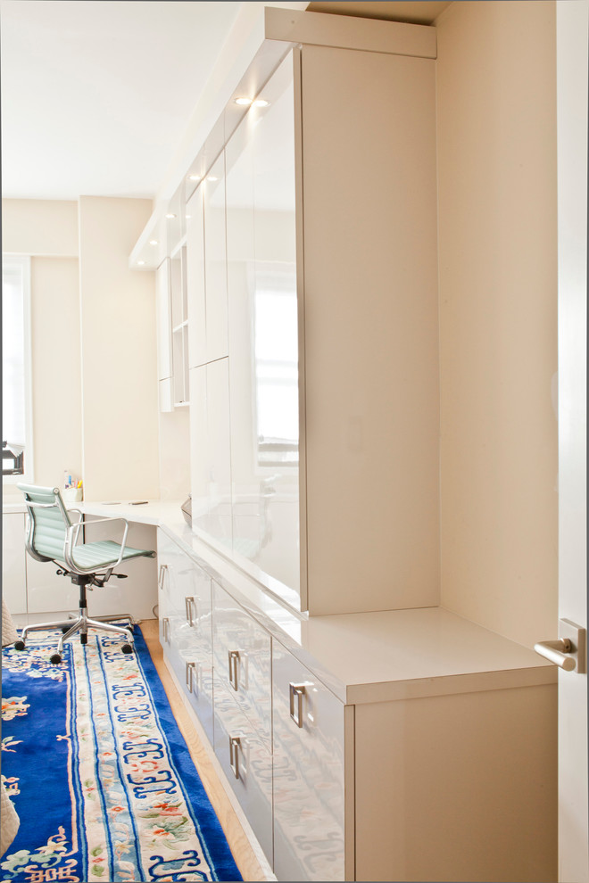 Пример оригинального дизайна: маленький кабинет в современном стиле с белыми стенами, ковровым покрытием и встроенным рабочим столом для на участке и в саду