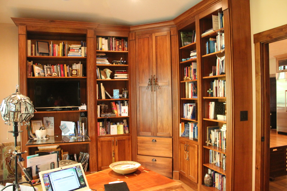 Exempel på ett rustikt hemmabibliotek, med ljust trägolv och ett fristående skrivbord