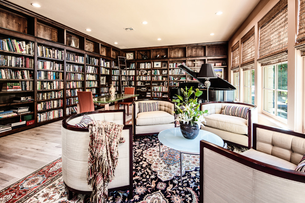 オースティンにあるカントリー風のおしゃれなホームオフィス・書斎 (ベージュの壁、淡色無垢フローリング、暖炉なし) の写真