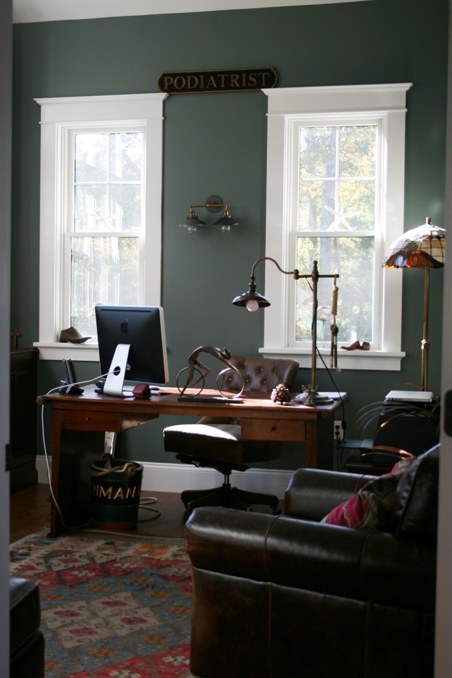 Immagine di un piccolo ufficio chic con pareti verdi, pavimento in legno massello medio, scrivania autoportante e nessun camino