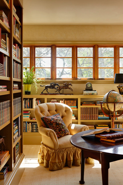 シカゴにあるお手頃価格の広い地中海スタイルのおしゃれな書斎 (ベージュの壁、カーペット敷き、暖炉なし、自立型机) の写真