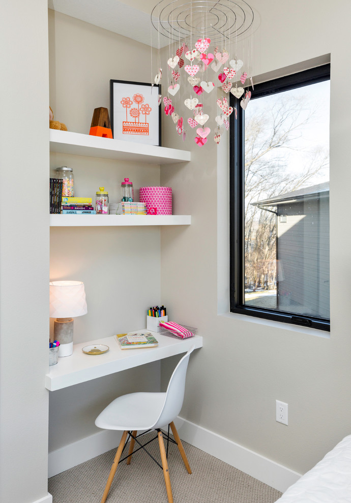 Modernes Arbeitszimmer ohne Kamin mit Arbeitsplatz, grauer Wandfarbe, Teppichboden und Einbau-Schreibtisch in Sonstige