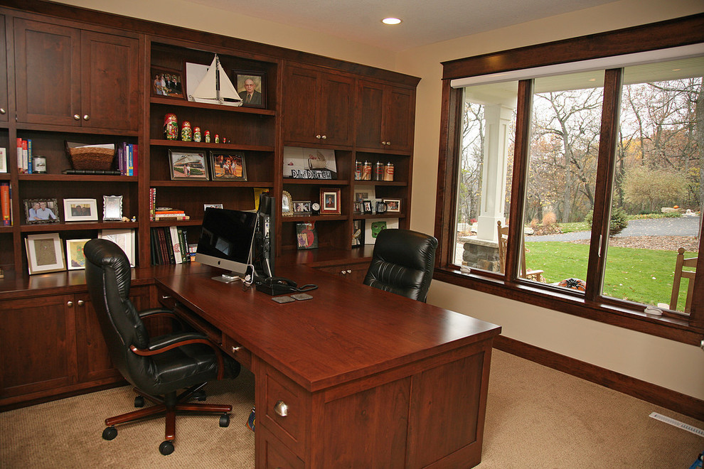 Diseño de despacho tradicional de tamaño medio sin chimenea con paredes beige, moqueta y escritorio empotrado