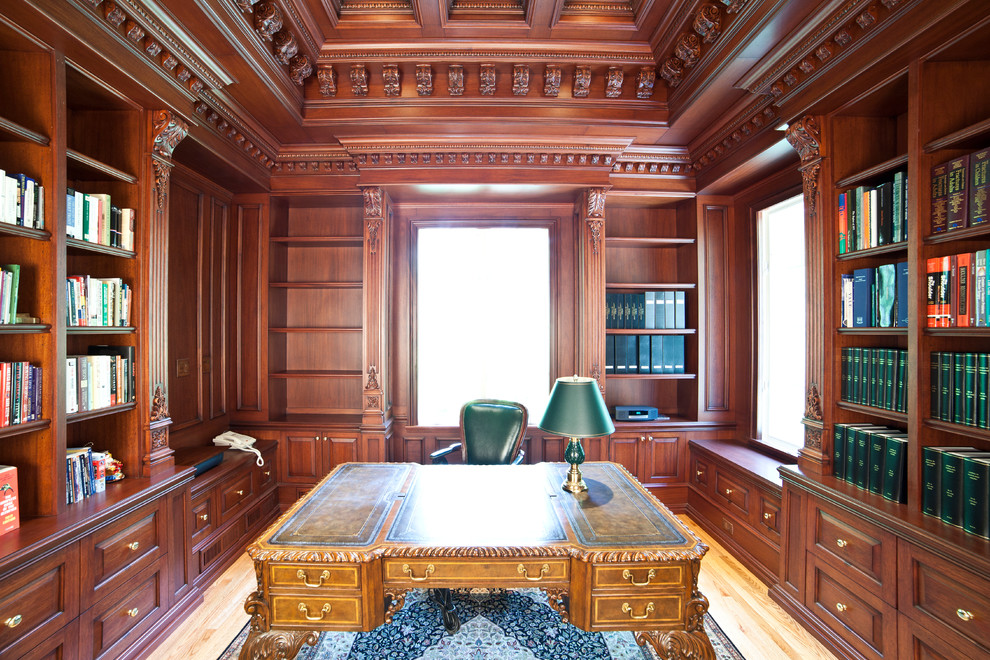 Esempio di un ufficio vittoriano di medie dimensioni con pareti marroni, moquette e scrivania autoportante