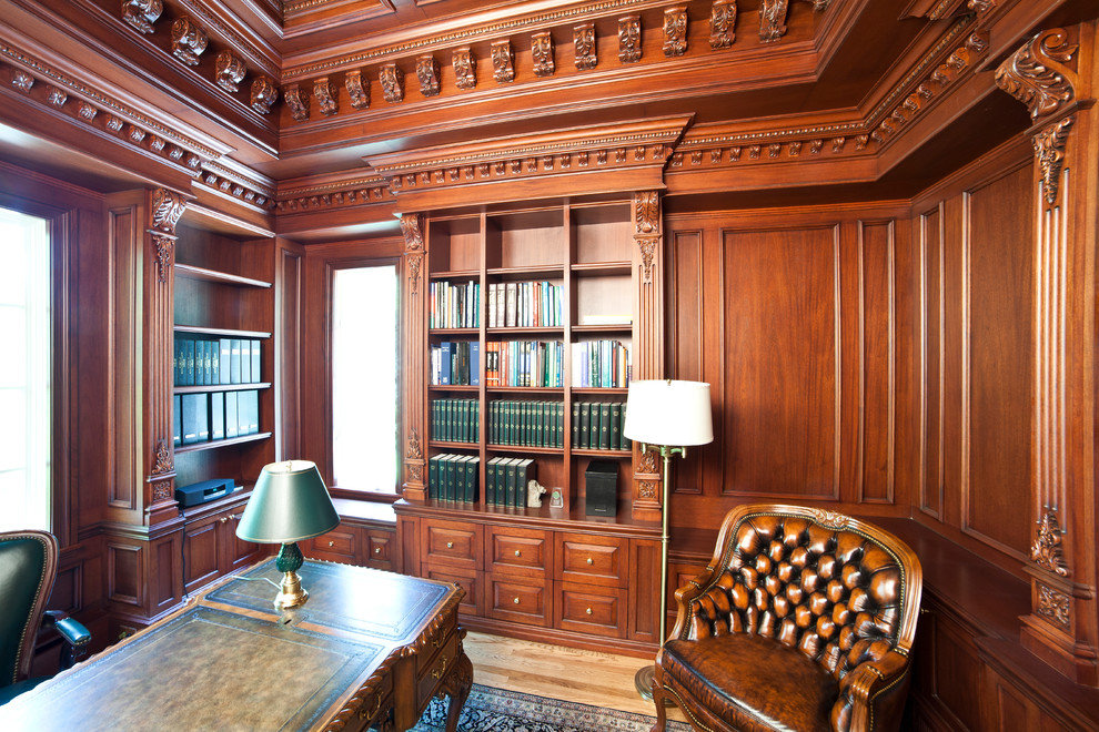 Idéer för att renovera ett mellanstort vintage hemmabibliotek, med bruna väggar, heltäckningsmatta och ett fristående skrivbord