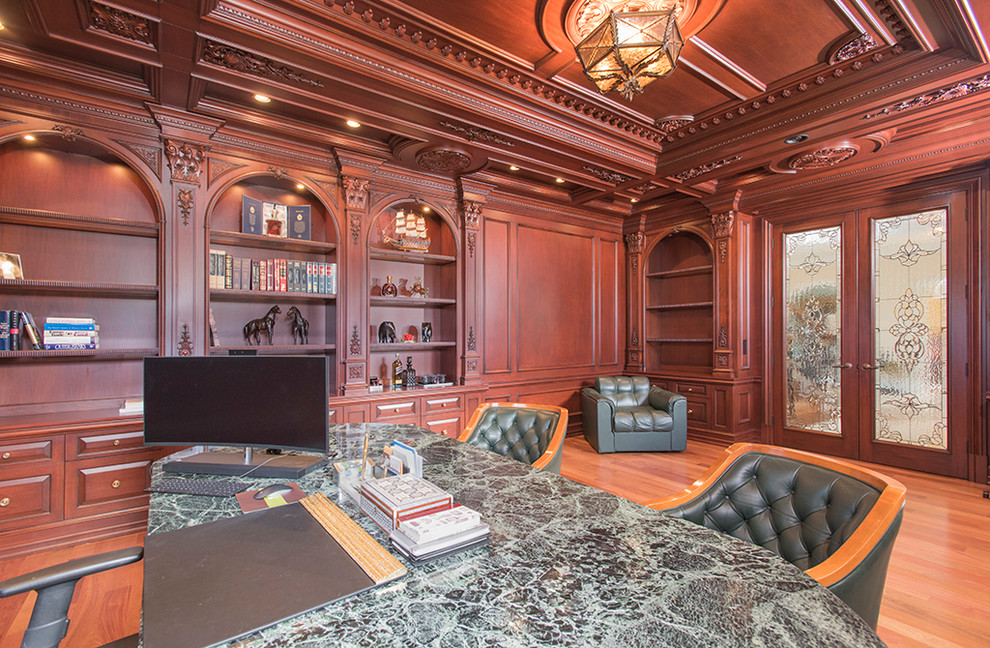 Свежая идея для дизайна: кабинет в классическом стиле - отличное фото интерьера