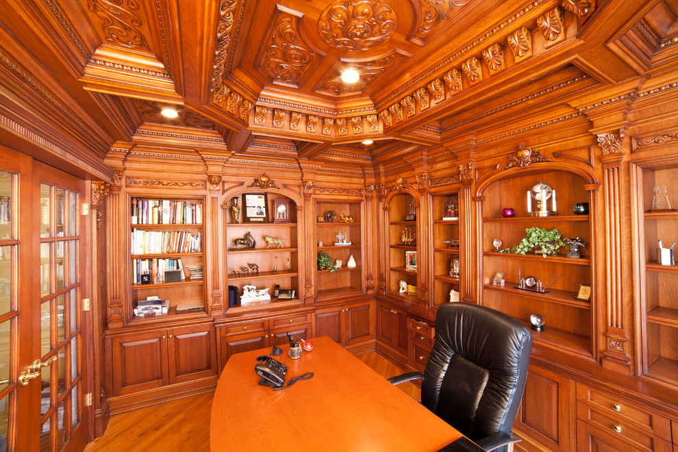 Imagen de despacho tradicional de tamaño medio sin chimenea con suelo de madera en tonos medios y escritorio independiente