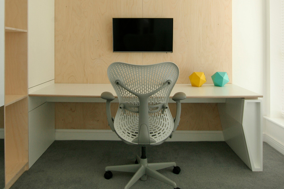 Ispirazione per un piccolo ufficio contemporaneo con pareti bianche e scrivania incassata