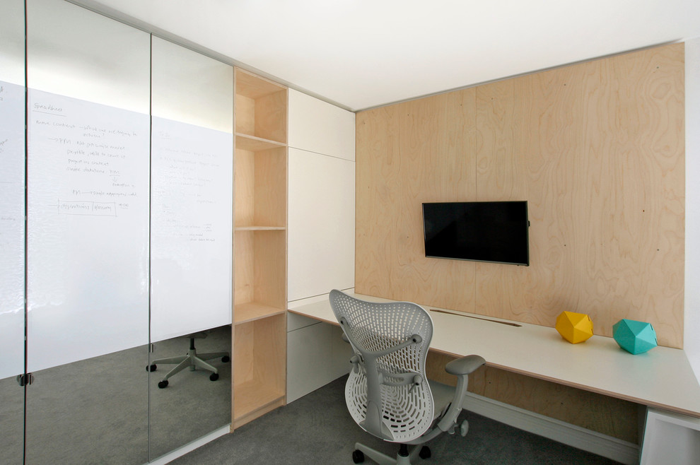 Diseño de despacho contemporáneo pequeño con paredes blancas y escritorio empotrado