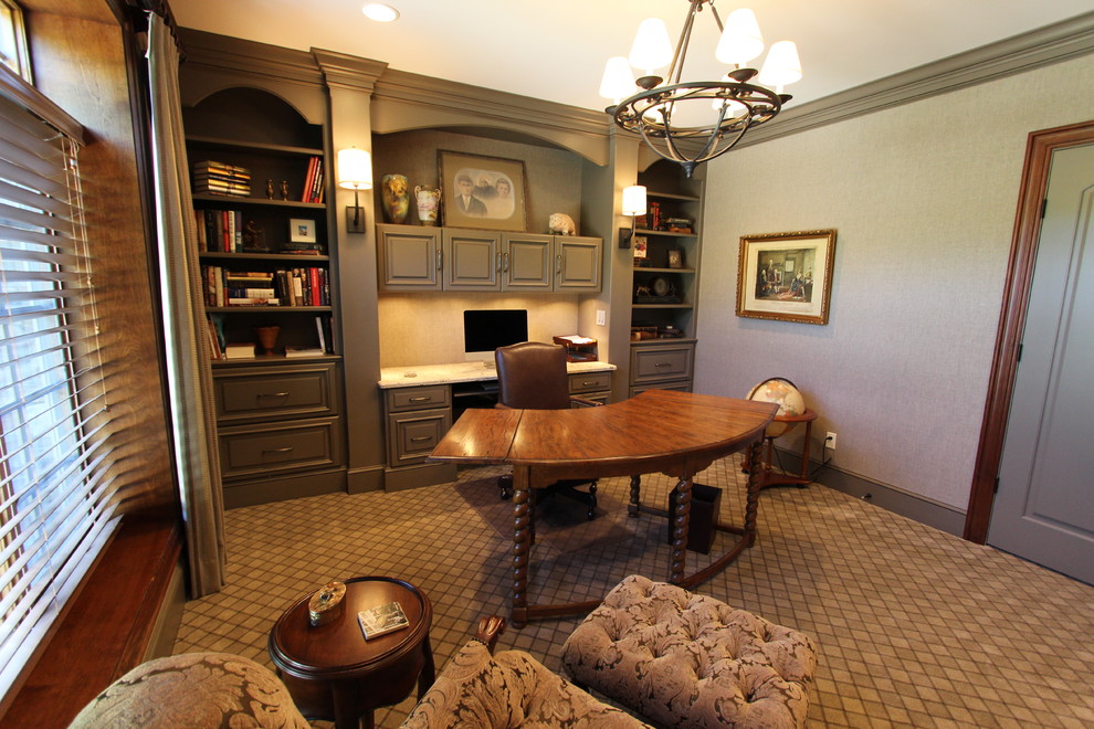 Foto de despacho tradicional de tamaño medio sin chimenea con paredes grises, moqueta y escritorio independiente