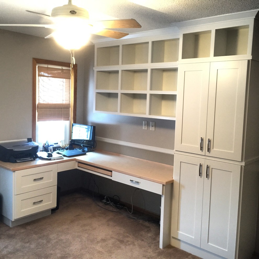 Cette photo montre un bureau tendance de taille moyenne avec un mur gris, moquette, aucune cheminée et un bureau intégré.