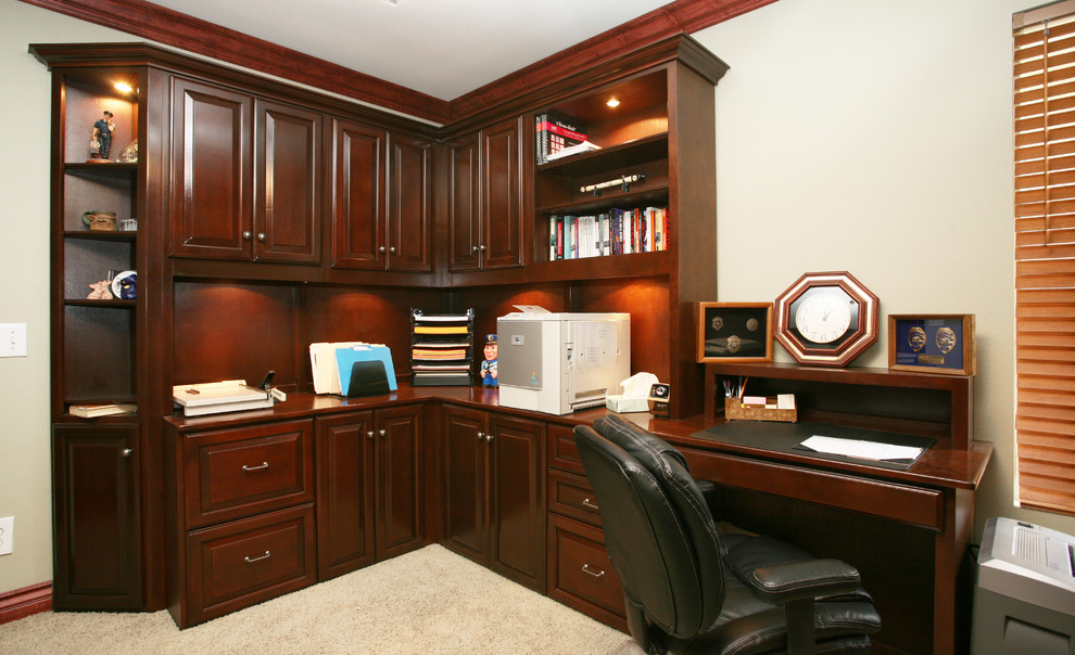 Ejemplo de despacho clásico de tamaño medio con paredes grises, moqueta y escritorio independiente