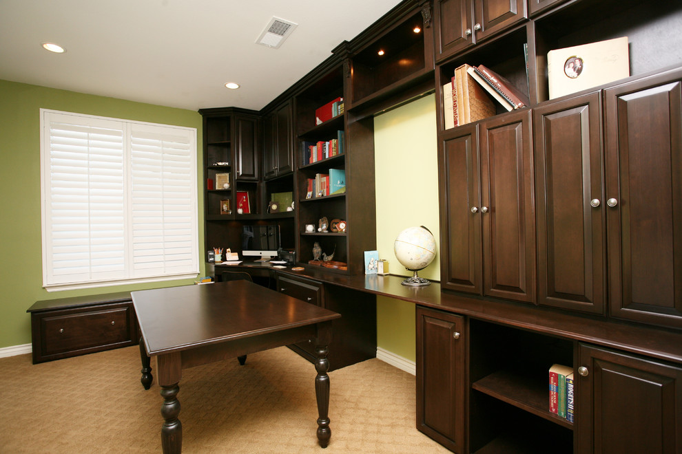 Ispirazione per una stanza da lavoro chic di medie dimensioni con pareti verdi, moquette e scrivania incassata