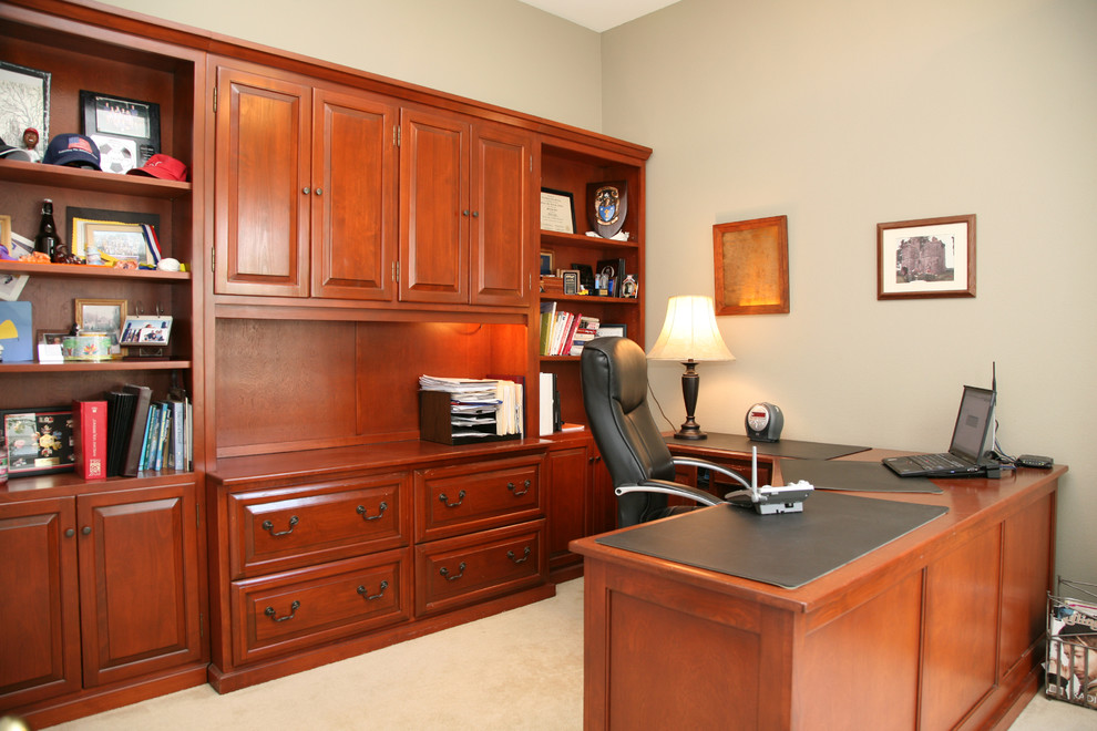 Mittelgroßes Klassisches Arbeitszimmer mit Arbeitsplatz, beiger Wandfarbe, Teppichboden und Einbau-Schreibtisch in Orange County