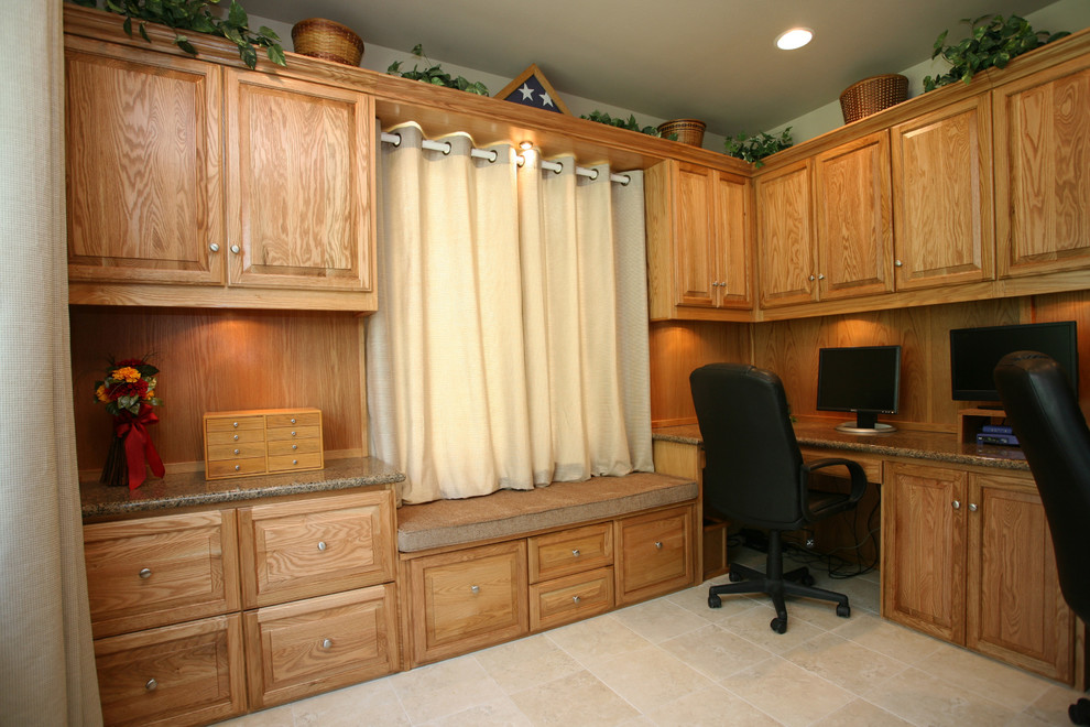 Immagine di un ufficio chic di medie dimensioni con pareti bianche, pavimento in gres porcellanato e scrivania incassata