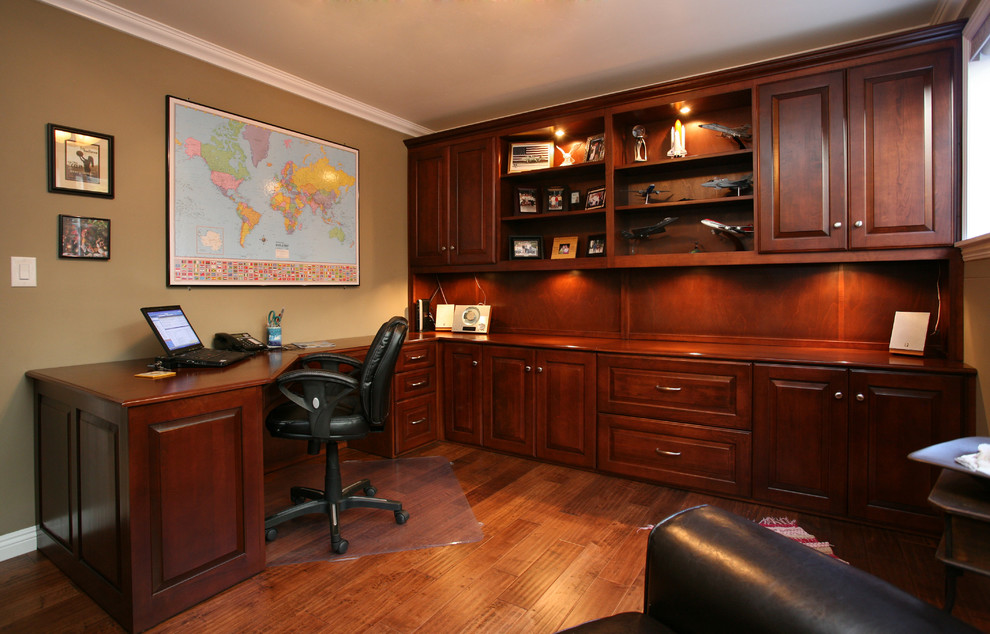 Mittelgroßes Klassisches Arbeitszimmer mit Arbeitsplatz, braunem Holzboden und freistehendem Schreibtisch in Orange County