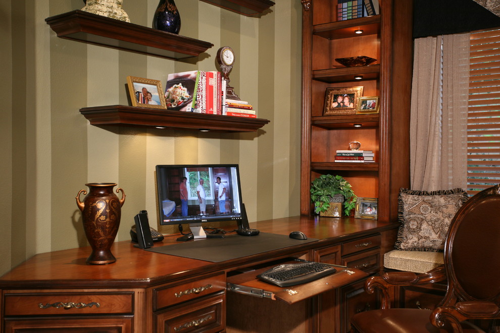 Diseño de despacho tradicional de tamaño medio con paredes verdes, moqueta y escritorio independiente
