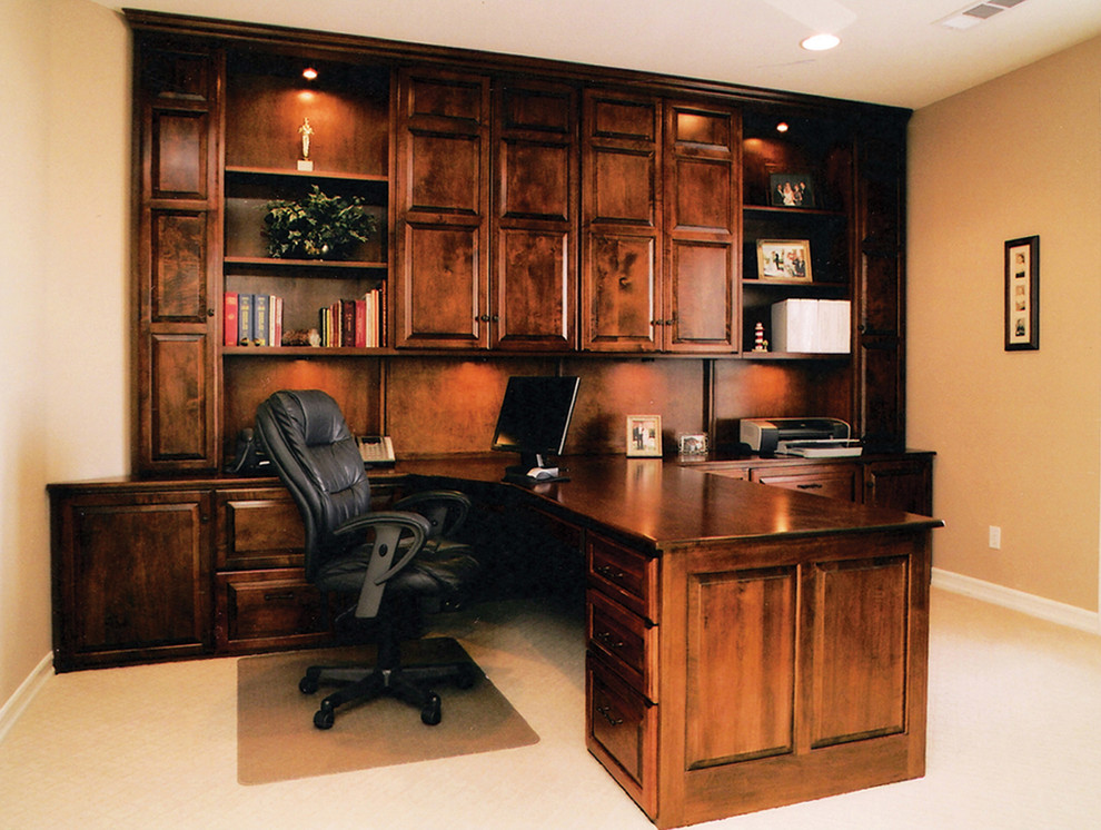 Пример оригинального дизайна: рабочее место среднего размера в классическом стиле с ковровым покрытием и встроенным рабочим столом