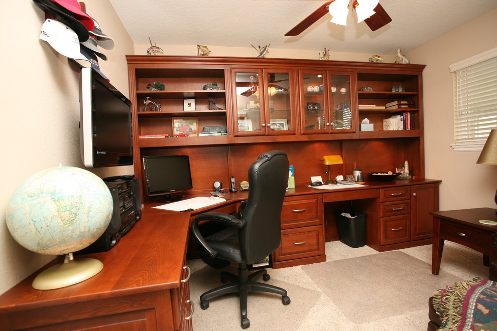 Mittelgroßes Klassisches Arbeitszimmer mit Arbeitsplatz, beiger Wandfarbe, Teppichboden und Einbau-Schreibtisch in Orange County