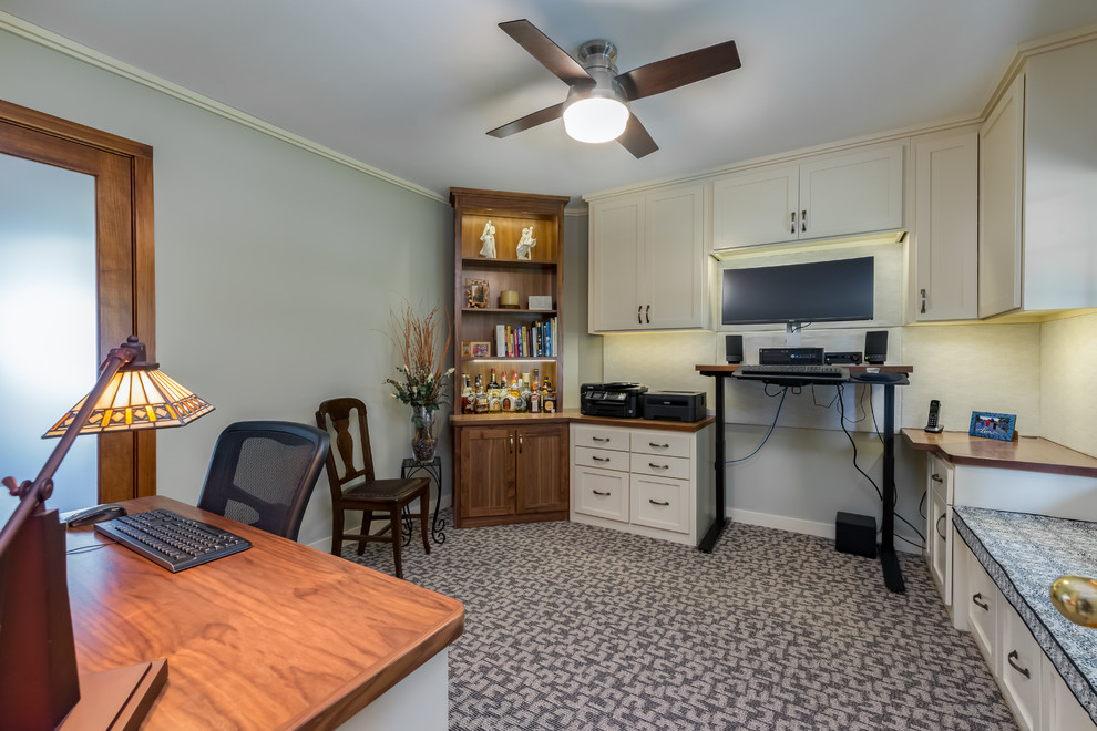 Aménagement d'un bureau classique de taille moyenne avec un bureau indépendant, un mur blanc, moquette, aucune cheminée et un sol gris.