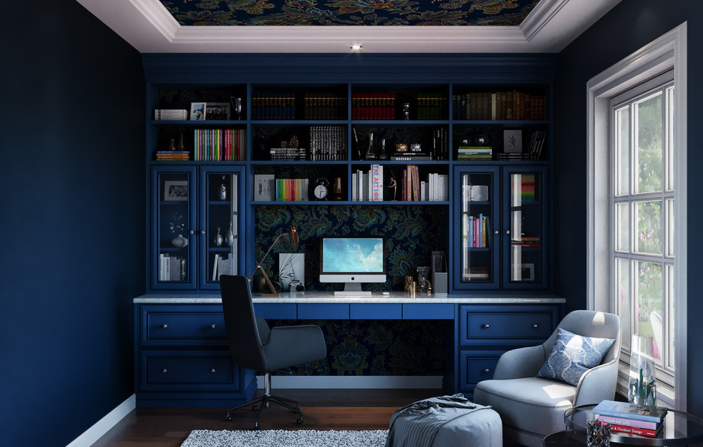 Стильный дизайн: рабочее место в современном стиле с синими стенами, светлым паркетным полом, встроенным рабочим столом и коричневым полом - последний тренд