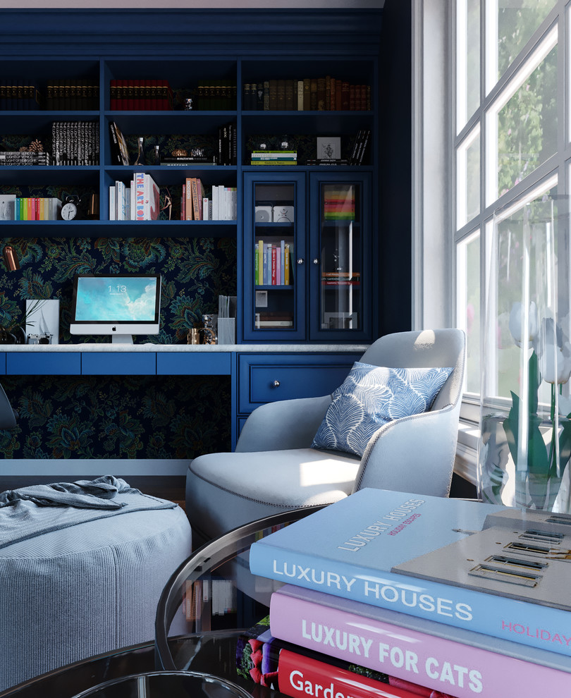 Idée de décoration pour un bureau design avec un mur bleu, parquet clair, un bureau intégré et un sol marron.