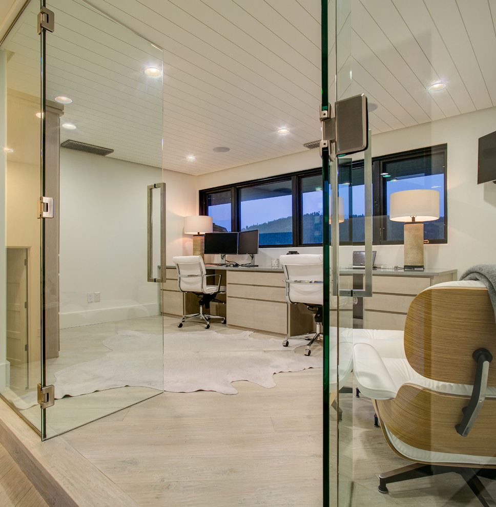 Свежая идея для дизайна: кабинет среднего размера в современном стиле с белыми стенами, светлым паркетным полом и встроенным рабочим столом без камина - отличное фото интерьера