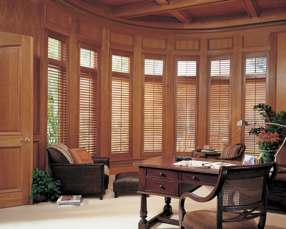 Imagen de despacho tropical grande sin chimenea con paredes marrones, moqueta y escritorio independiente