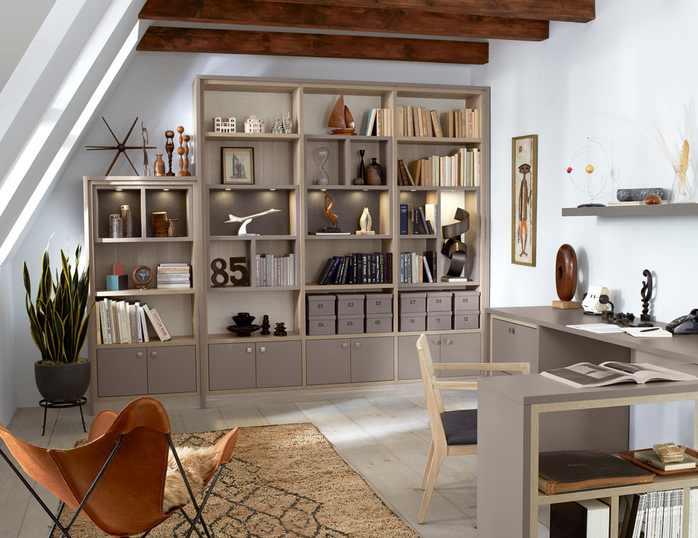 Diseño de despacho escandinavo de tamaño medio sin chimenea con paredes blancas, suelo de madera clara y escritorio empotrado
