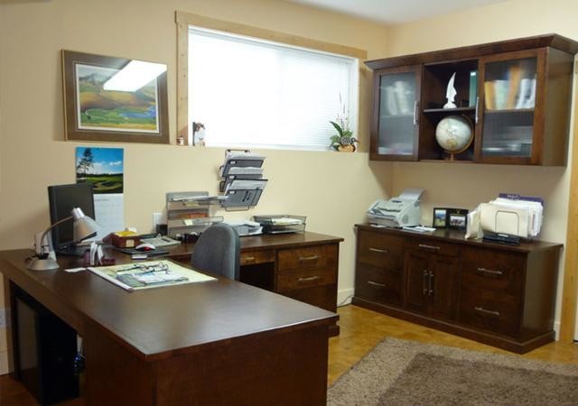 Esempio di un ufficio tradizionale di medie dimensioni con pareti beige, pavimento in sughero, nessun camino e scrivania incassata