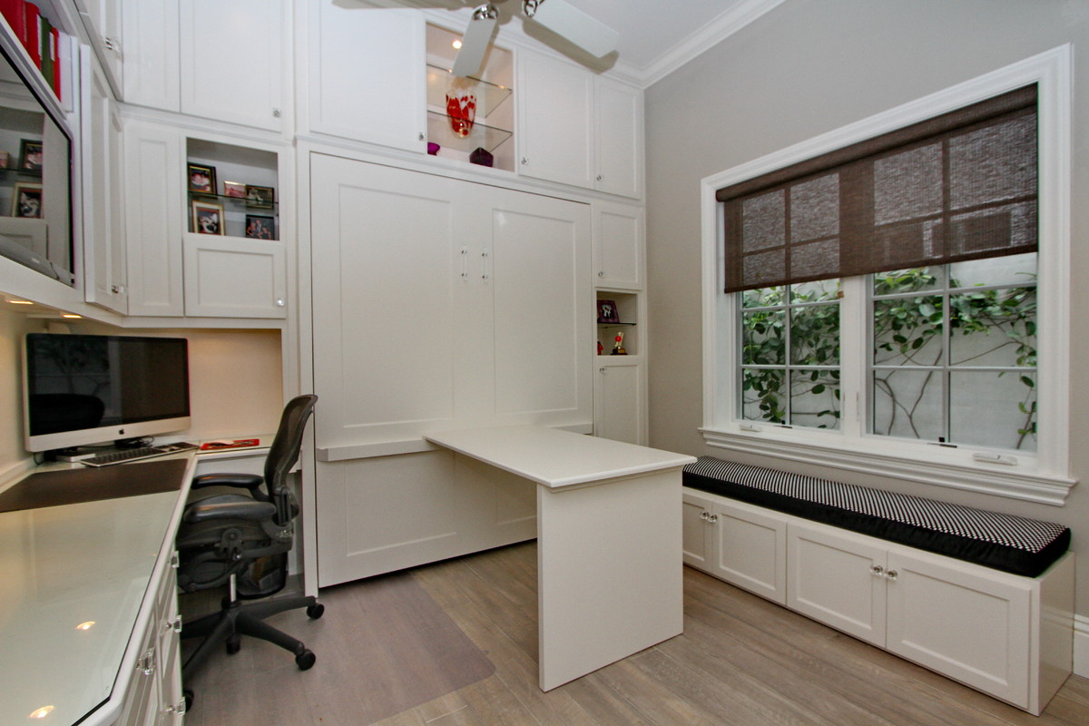 Источник вдохновения для домашнего уюта: кабинет среднего размера в стиле неоклассика (современная классика) с местом для рукоделия, серыми стенами, светлым паркетным полом, встроенным рабочим столом и серым полом